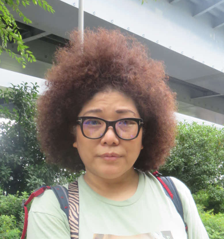 有明アリーナの外でチラシを配って訴える木村響子さん