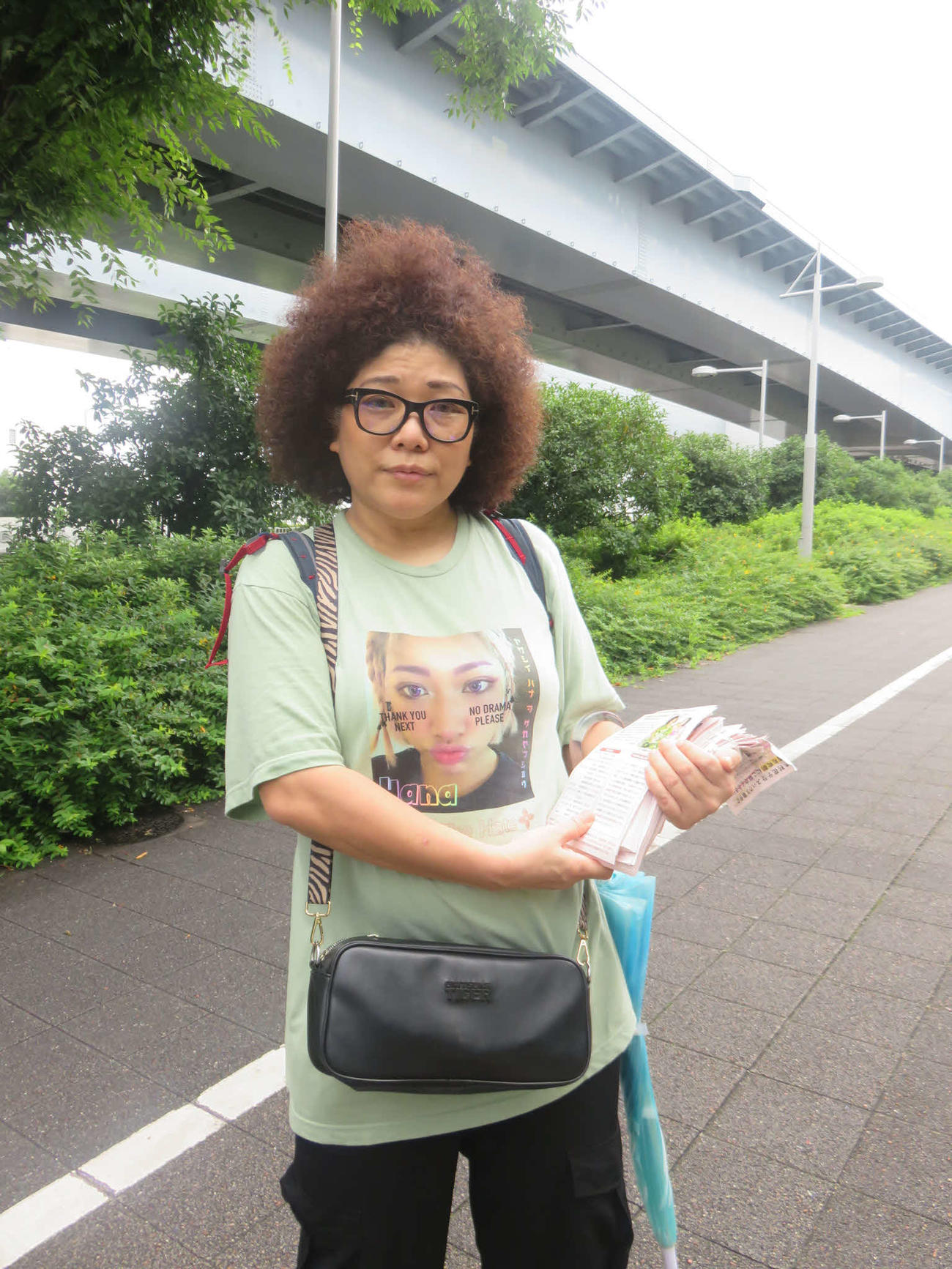 有明アリーナの外でチラシを配って訴える木村響子さん