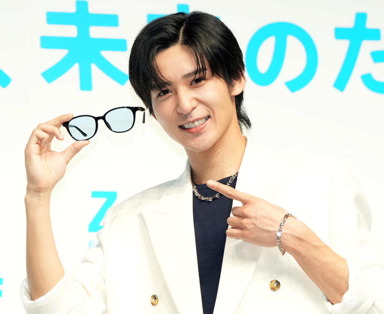 メガネブランド「Zoff」のグローバルブランドアンバサダーに就任し、商品を手に笑顔を見せるSnow Manの目黒蓮（撮影・たえ見朱実）
