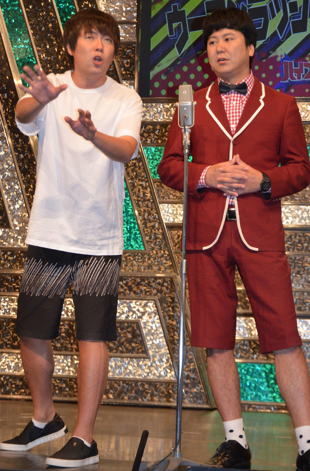 イベントでネタを披露する、ウーマンラッシュアワーの村本大輔（左）と中川パラダイス（2016年7月撮影）