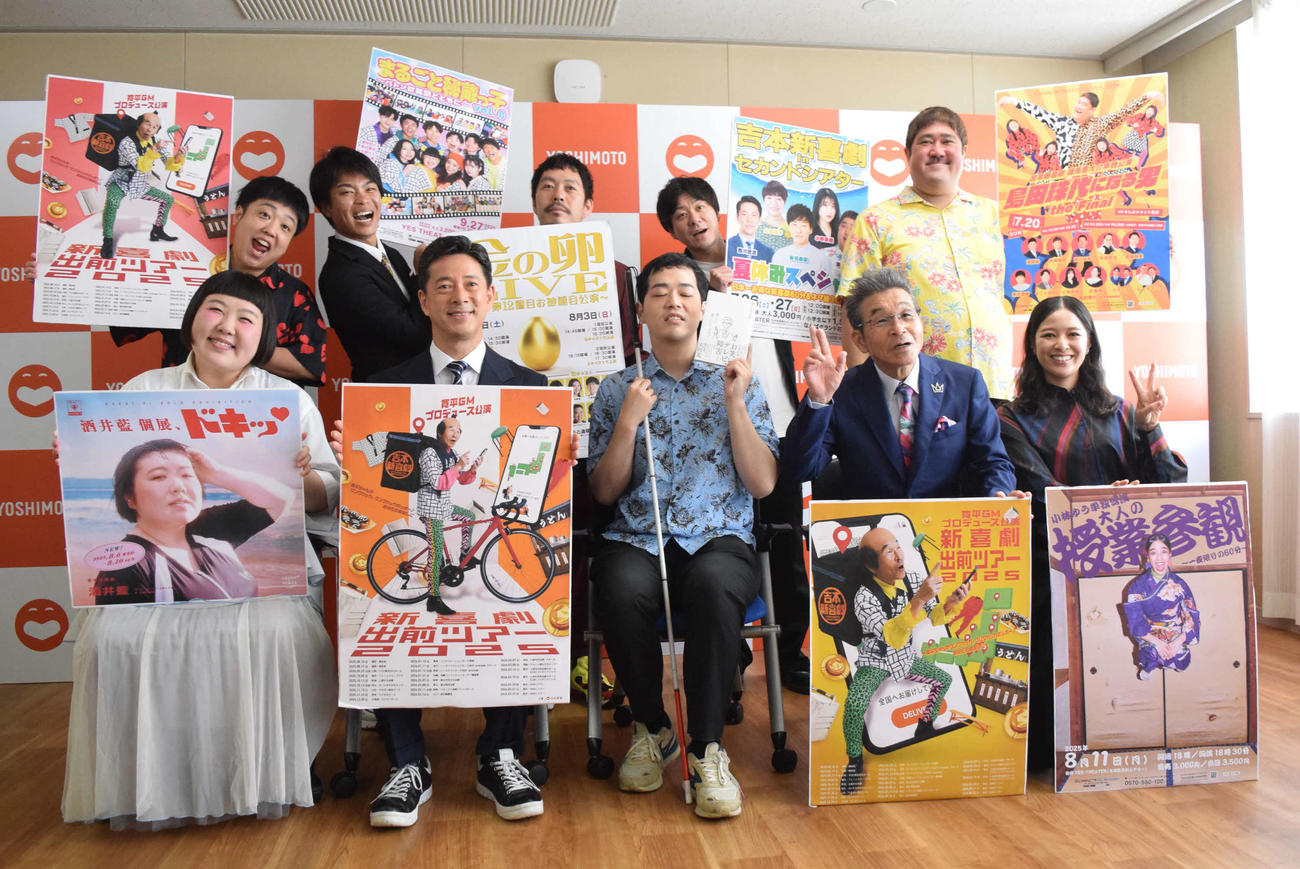 GM定例会見に出席した、前列左から）酒井藍、西川忠志、濱田祐太郎、間寛平GM、小林ゆう、後列左から）けんたくん、入澤弘喜、小西武蔵、新名徹郎、諸見里大介（撮影・阪口孝志）