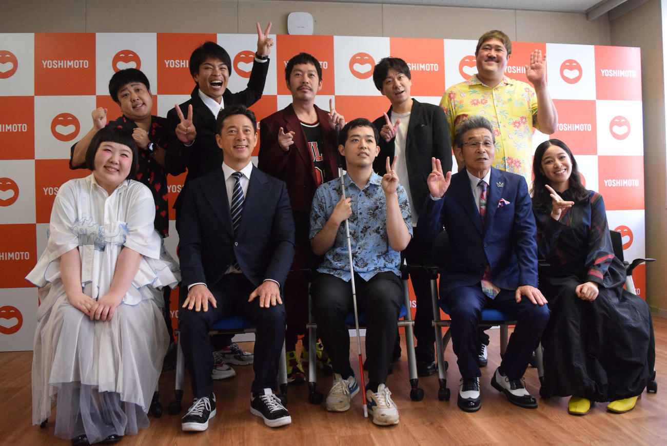 GM定例会見に出席した、前列左から）酒井藍、西川忠志、濱田祐太郎、間寛平GM、小林ゆう、後列左から）けんたくん、入澤弘喜、小西武蔵、新名徹郎、諸見里大介（撮影・阪口孝志）