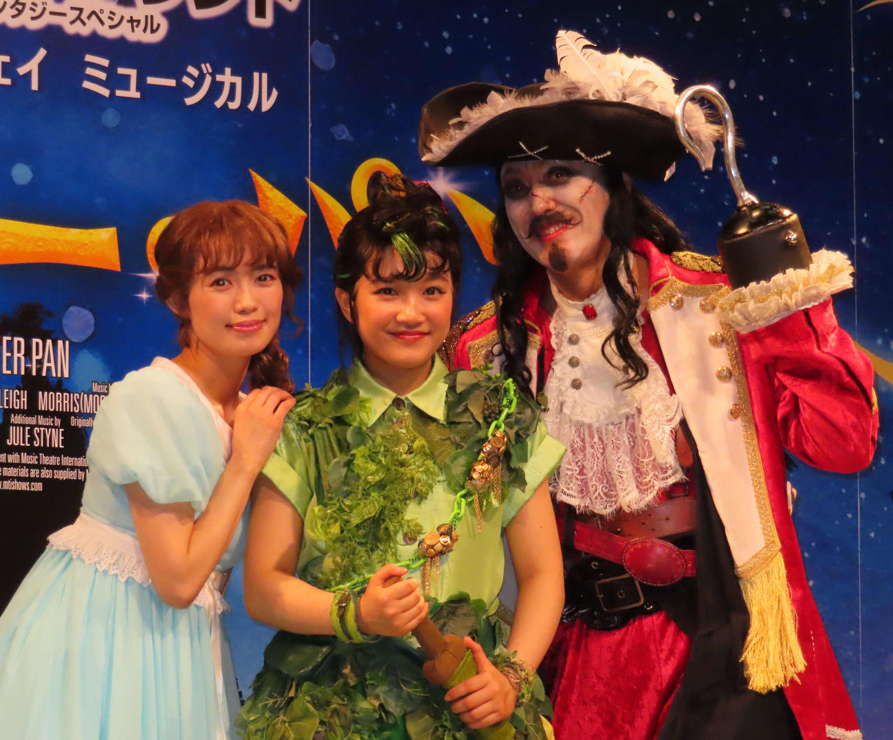 ミュージカル「ピーター・パン」制作発表に出席した、左から山口乃々華、山﨑玲奈、石井一孝