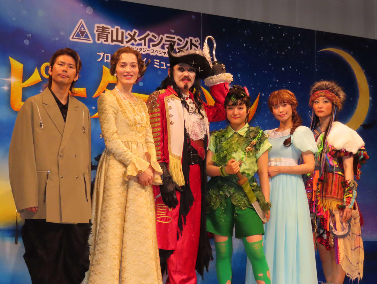 ミュージカル「ピーター・パン」制作発表に出席した、左から演出の長谷川寧さん、太田緑ロランス、石井一孝、山﨑玲奈、山口乃々華、七瀬恋彩