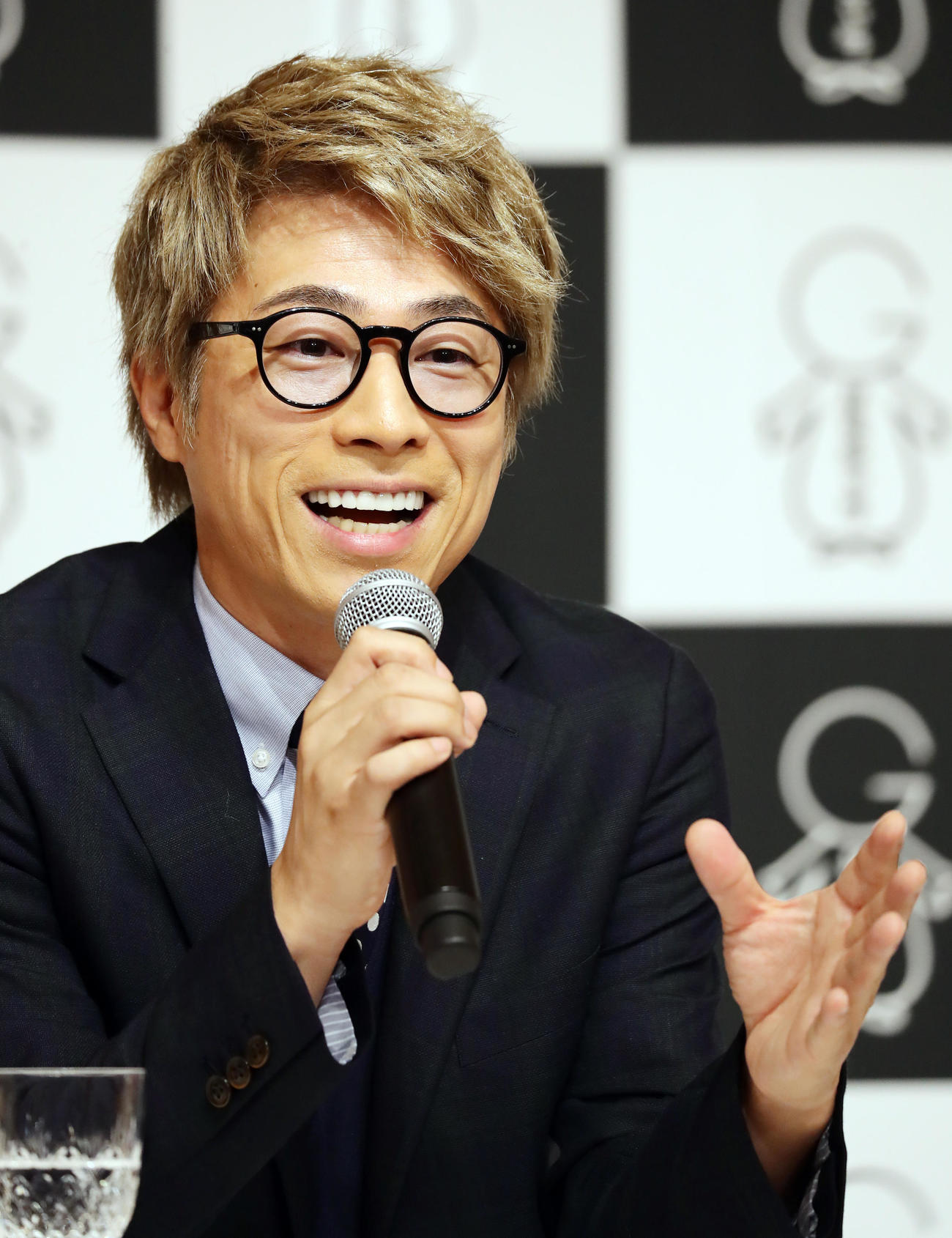 19年8月、キャラクターマネジメント会社「株式会社がちキャラ」設立会見　取締役会長のロンドンブーツ1号2号田村淳は手振り身振りで質問に答える