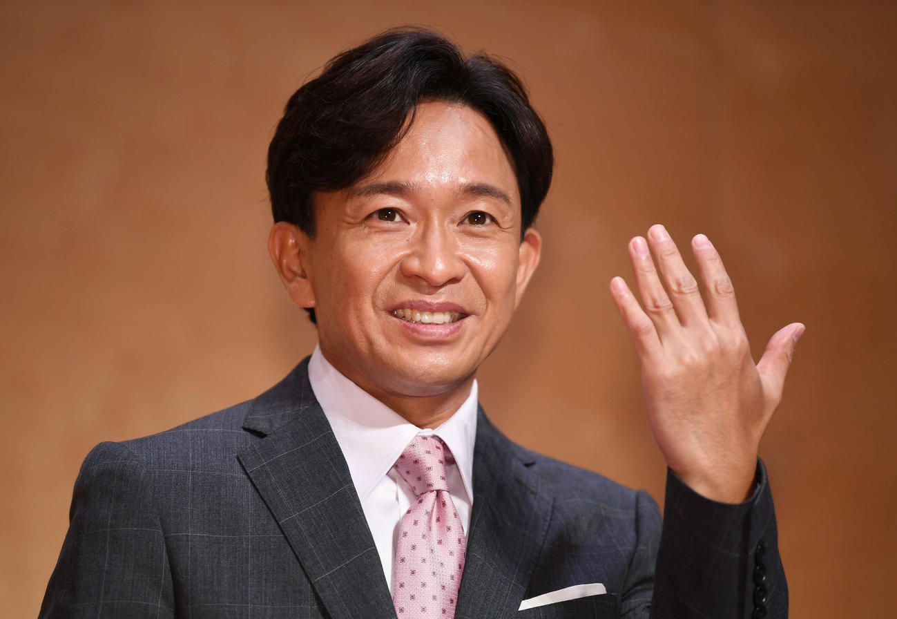 記者会見で結婚を報告し、「エア指輪」のポーズで撮影に応じるTOKIOの城島茂（2019年9月撮影）