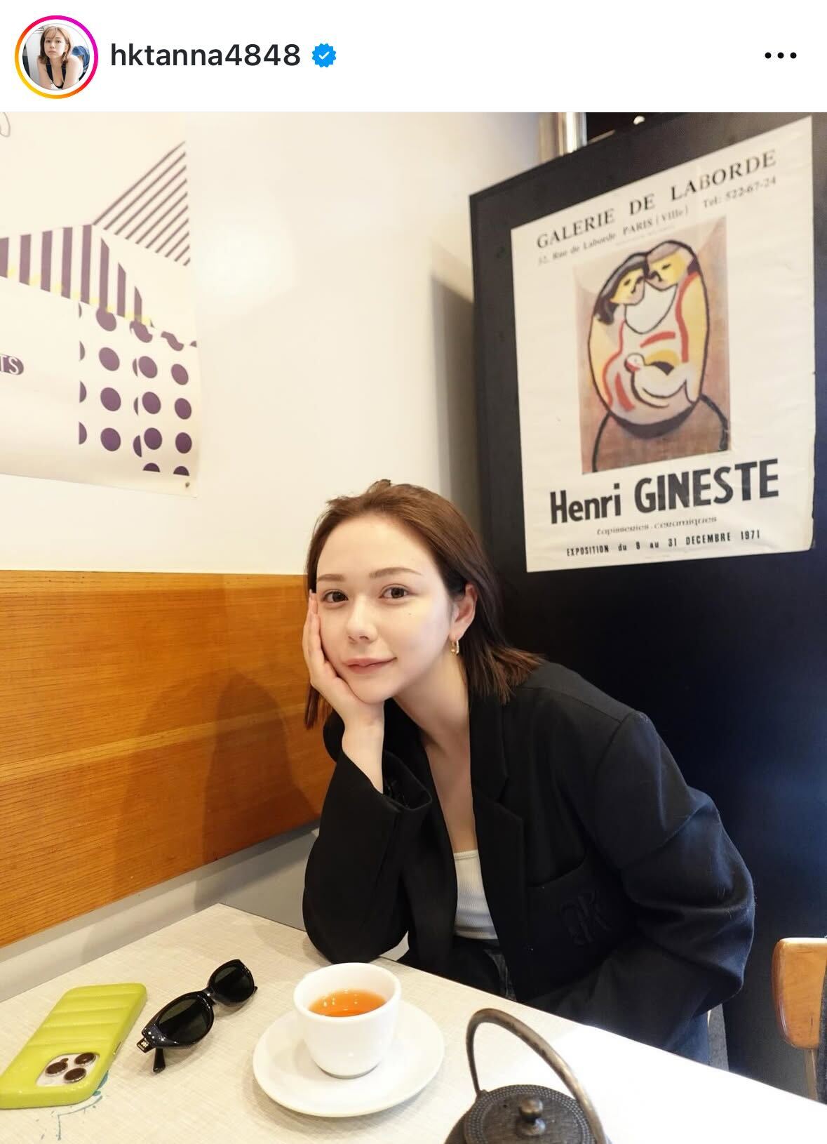 カフェで寛ぐ村重杏奈（インスタグラムから）