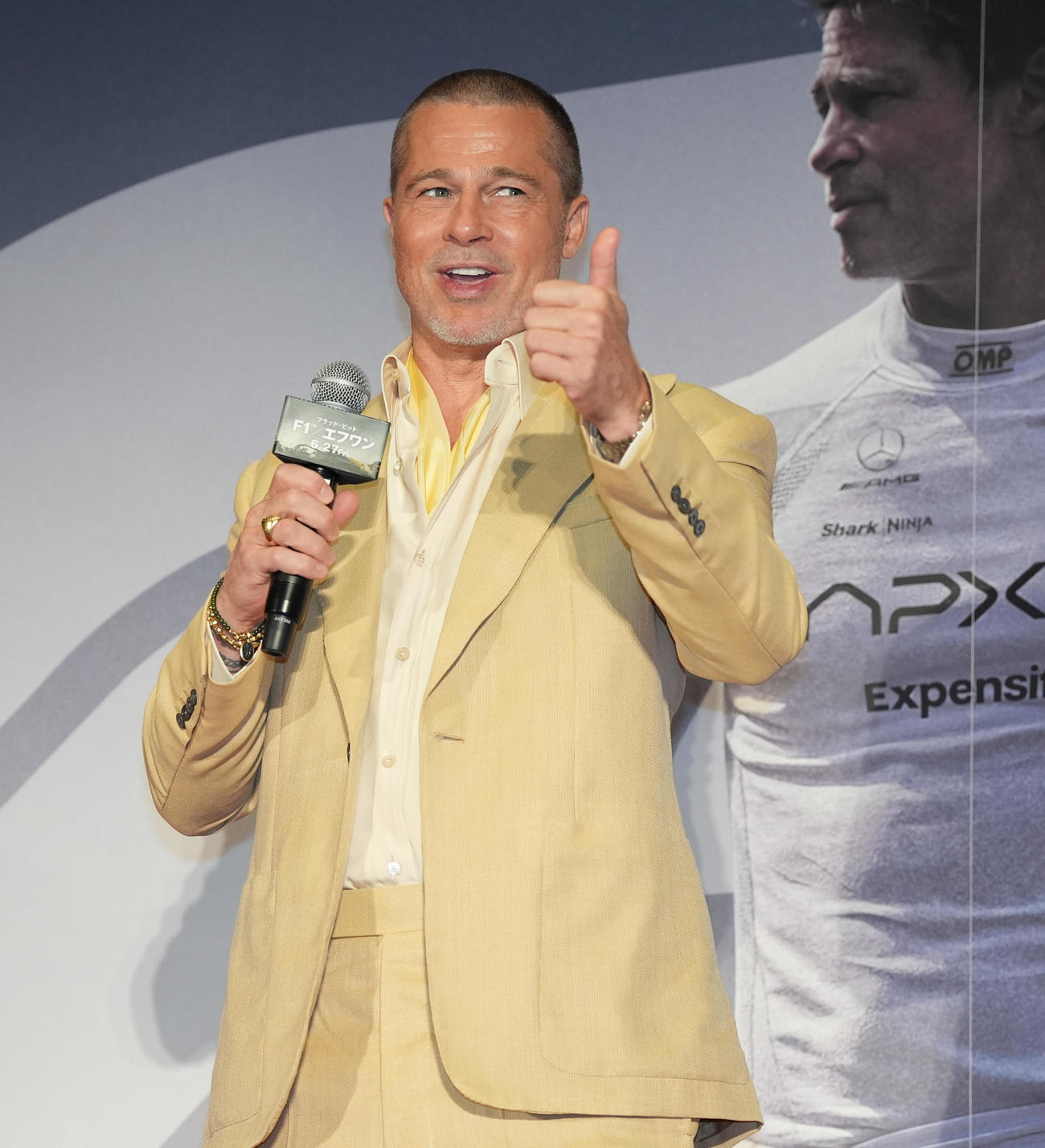 映画「F1／エフワン」来日舞台あいさつで、サムズアップポーズのブラッド・ピット（撮影・鈴木みどり）
