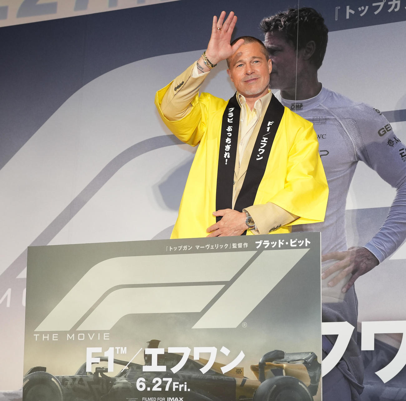 映画「F1／エフワン」来日舞台あいさつで、手を振るブラッド・ピット（撮影・鈴木みどり）