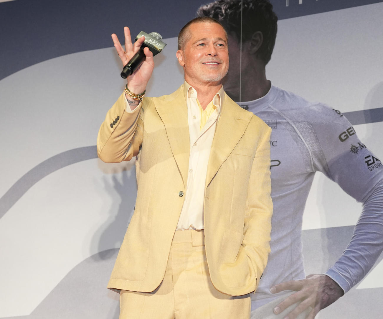 映画「F1／エフワン」来日舞台あいさつに登壇し、ファンに手を振るブラッド・ピット（撮影・鈴木みどり）
