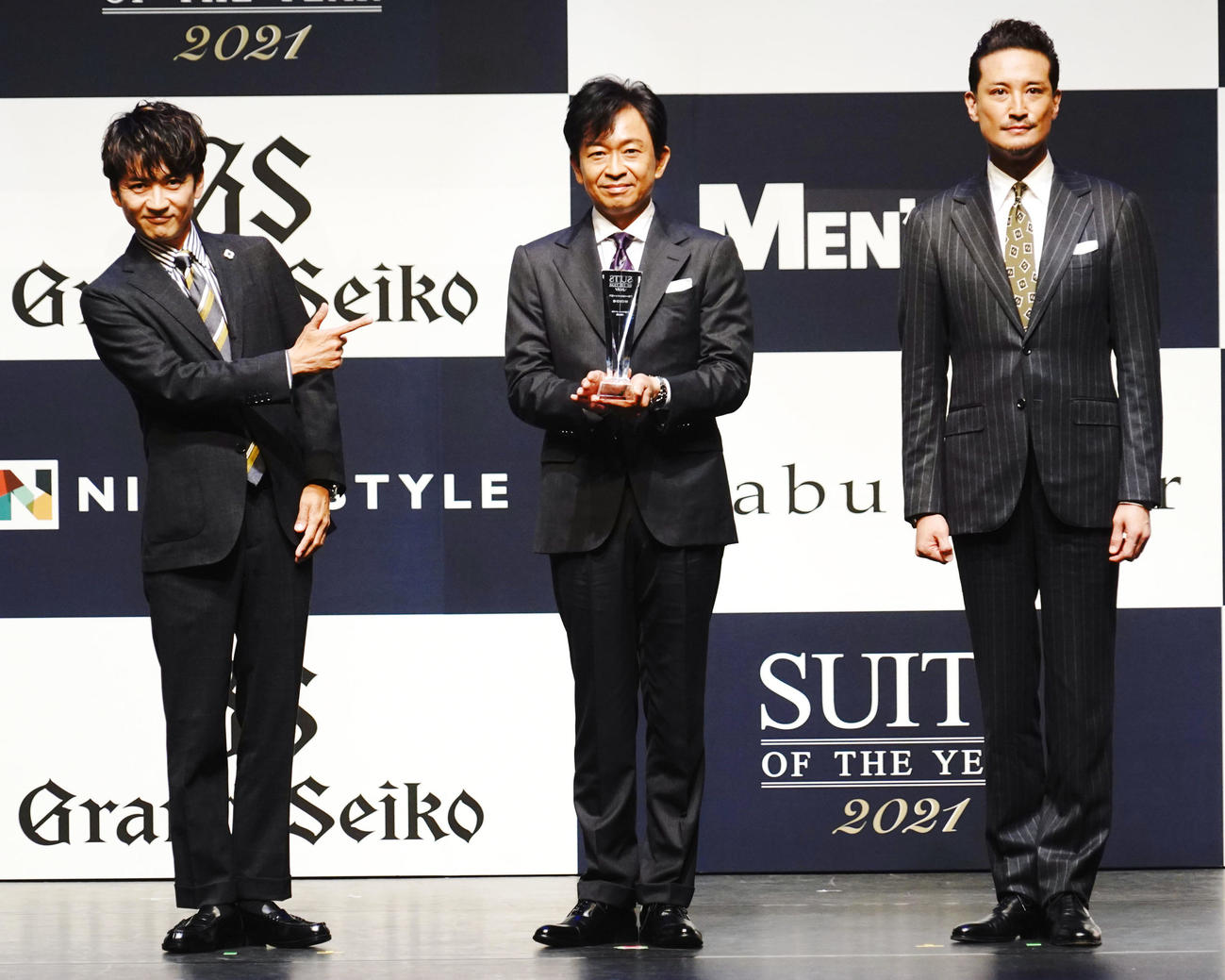「第4回SUITS OF THE YEAR 2021」授賞式に出席したTOKIOの、左から国分太一、城島茂、松岡昌宏（撮影・佐藤成）