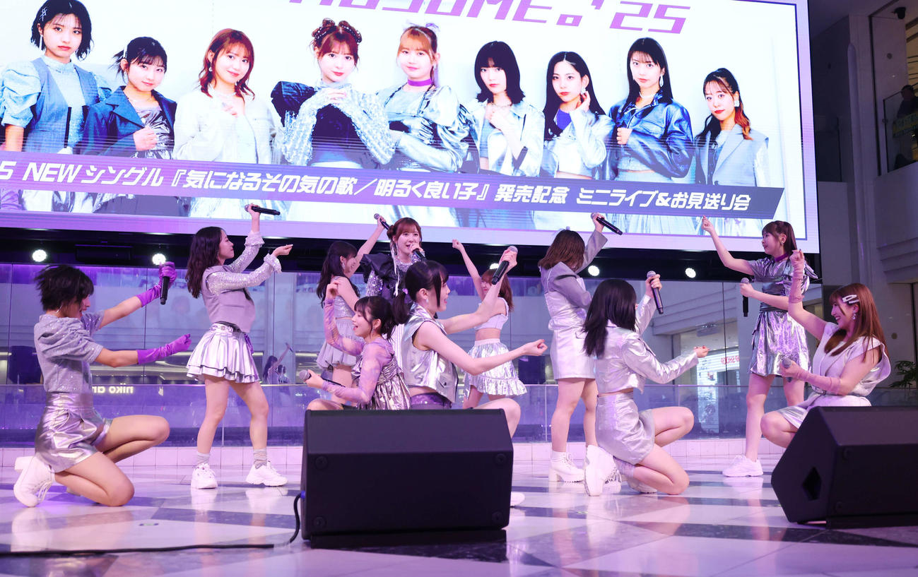 「気になるその気の歌／明るく良い子」の発売記念イベントで新曲を披露するモーニング娘。’25（撮影・増田悦実）