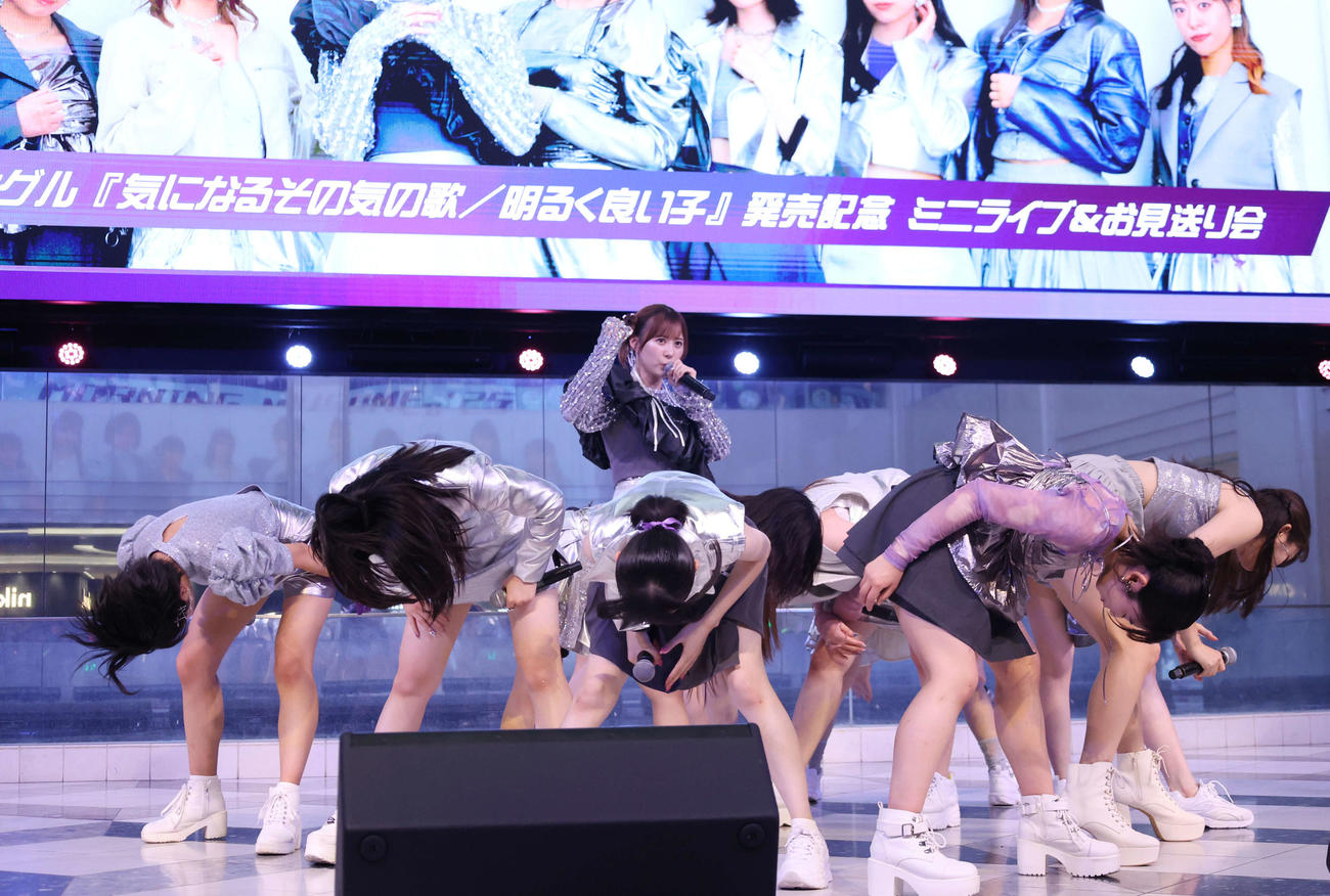「気になるその気の歌／明るく良い子」の発売記念イベントで歌唱する生田衣梨奈をセンターにパフォーマンスをするモーニング娘。’25（撮影・増田悦実）