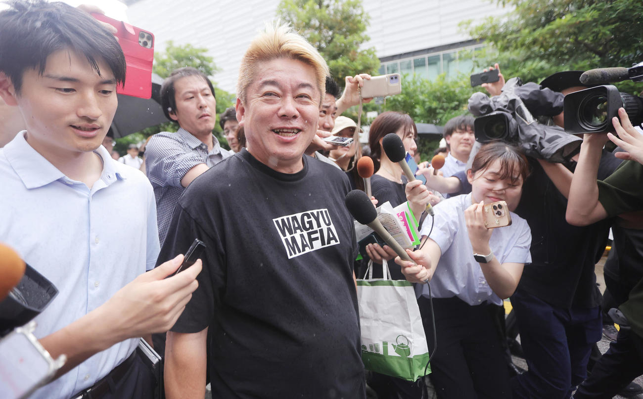 フジ・メディア・ホールディングスの株主総会出席を終え、報道陣に囲まれる堀江貴文氏（撮影・野上伸悟）