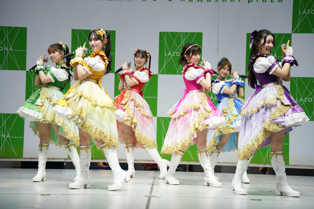 「超最強」TikTok総再生回数10億回突破記念＆リリースイベントでパフォーマンスする超ときめき宣伝部