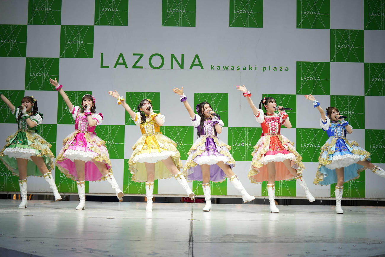 「超最強」TikTok総再生回数10億回突破記念＆リリースイベントでパフォーマンスする超ときめき宣伝部