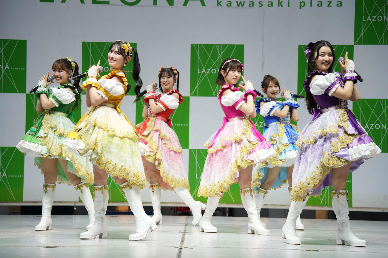 「超最強」TikTok総再生回数10億回突破記念＆リリースイベントでパフォーマンスする超ときめき宣伝部