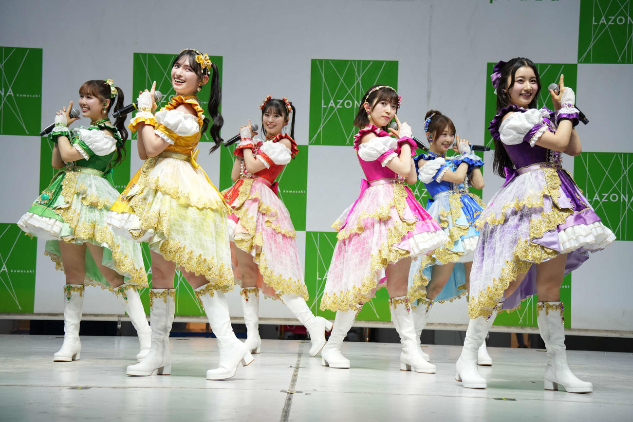 「超最強」TikTok総再生回数10億回突破記念＆リリースイベントでパフォーマンスする超ときめき宣伝部