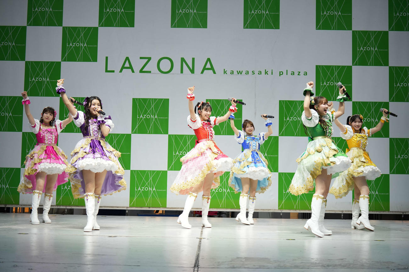 「超最強」TikTok総再生回数10億回突破記念＆リリースイベントでパフォーマンスする超ときめき宣伝部