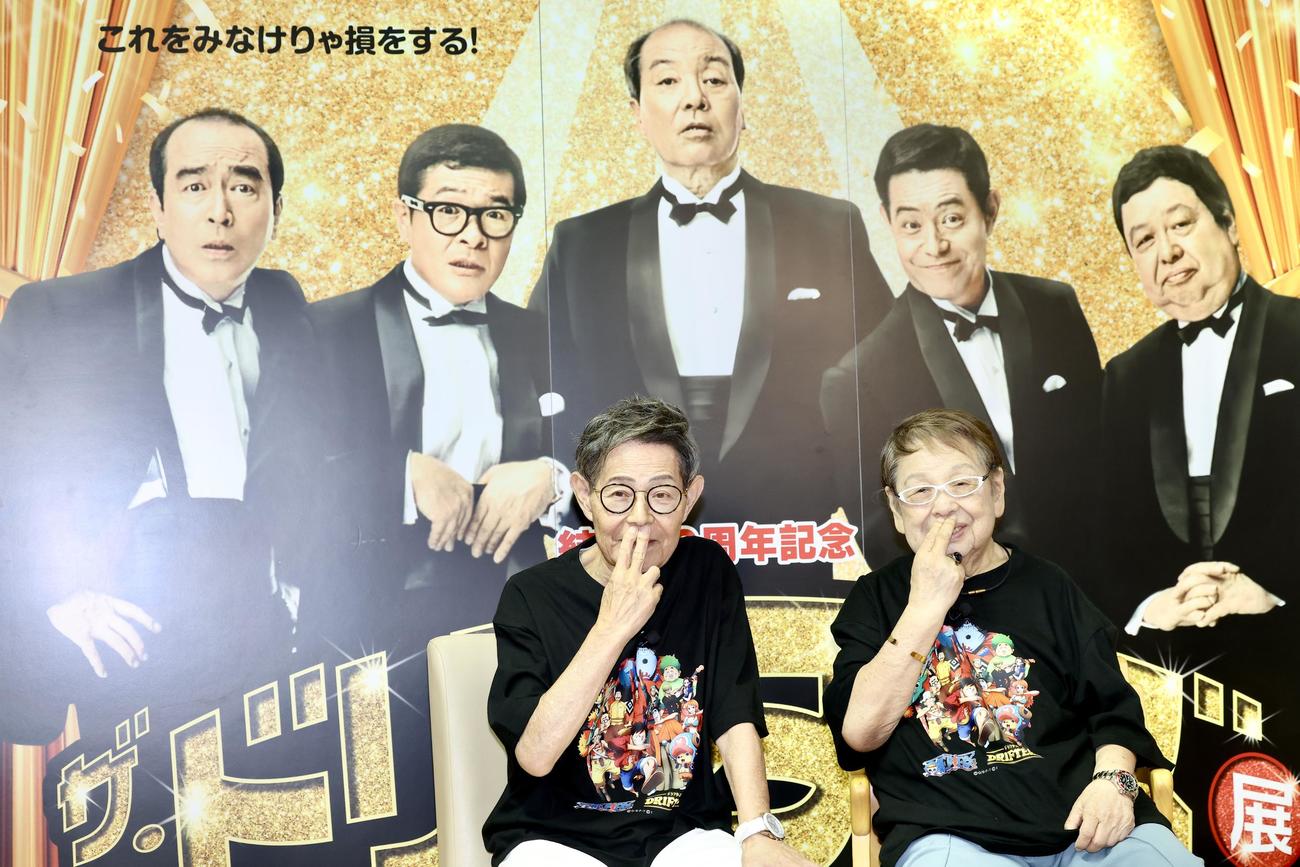 「加トちゃんペッ！」を披露しながら写真に納まる加藤茶（左）と高木ブー（撮影・河田真司）