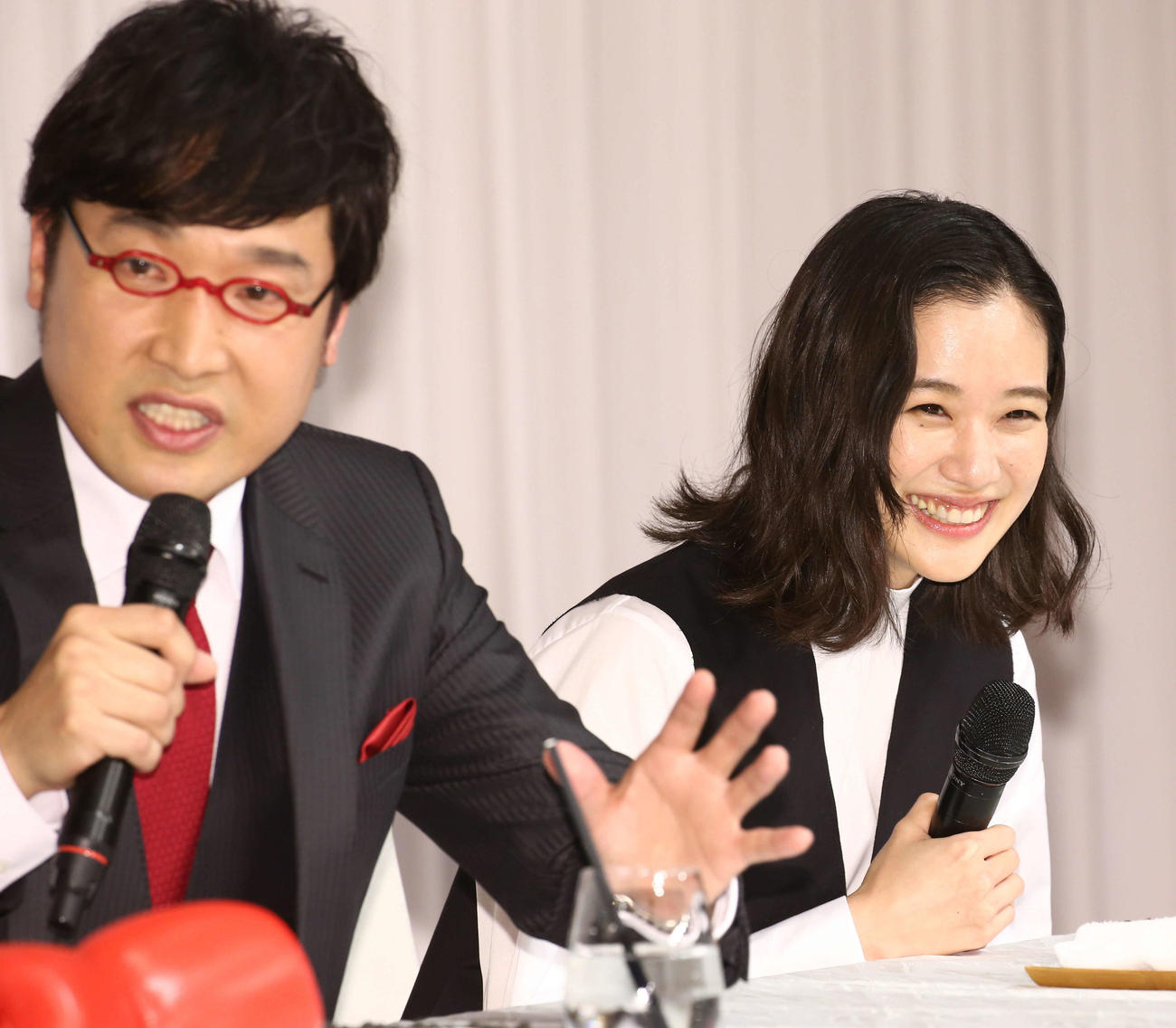 山里亮太と蒼井優（2019年6月撮影）