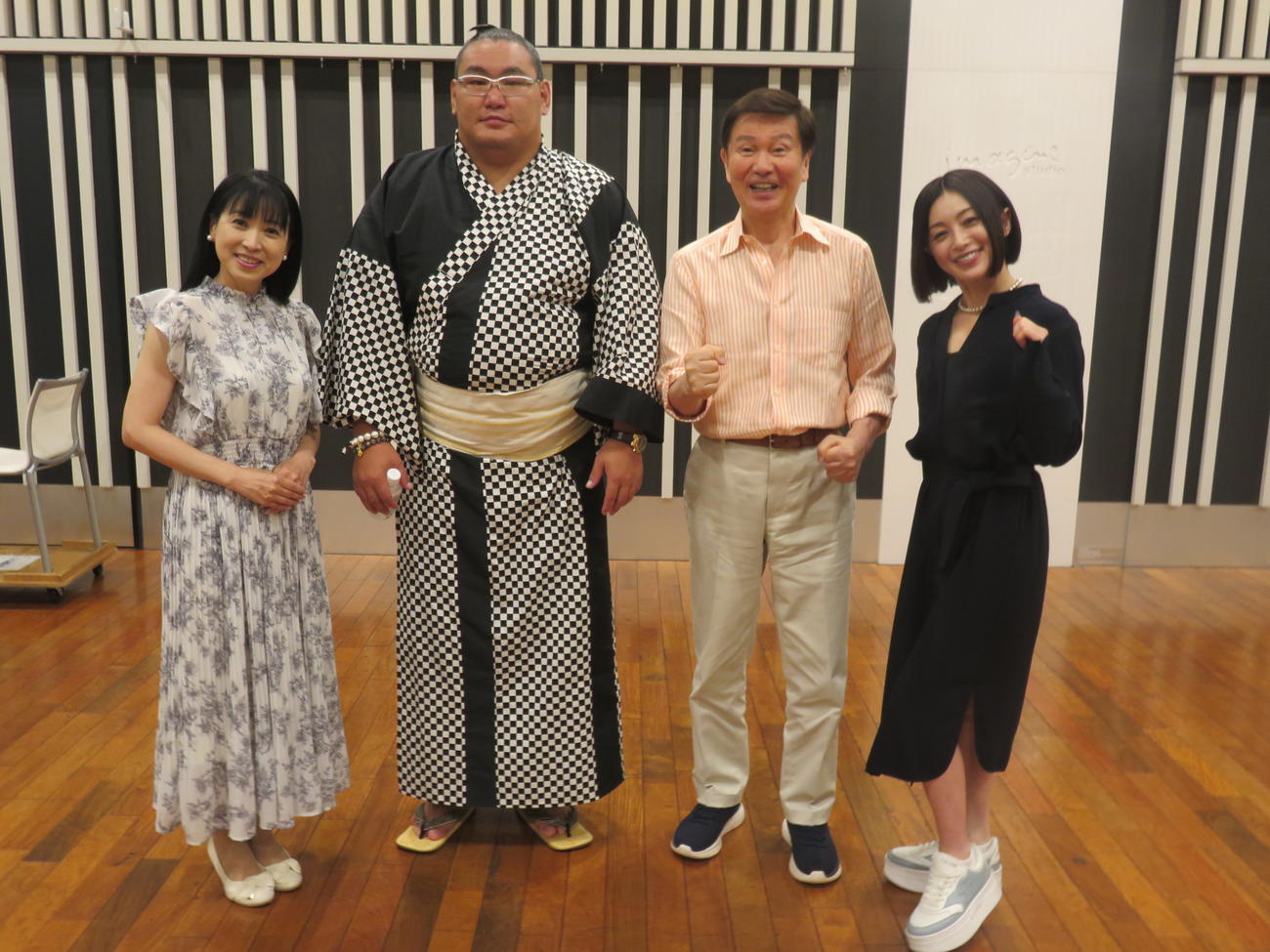 収録に臨んだ、左から西村知美、豊昇龍、森田健作、酒井法子