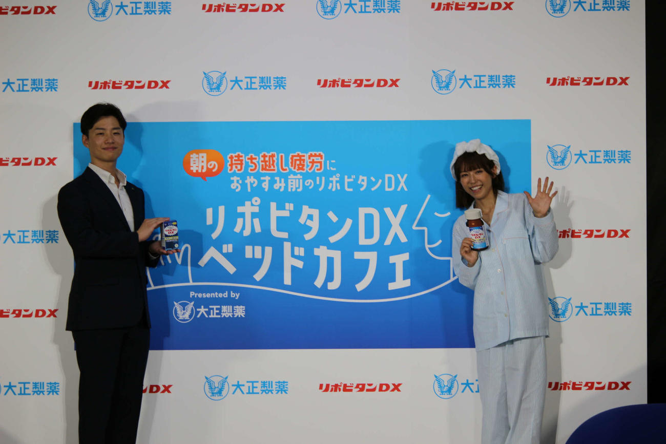 「リポビタンDXベッドカフェ－朝の持ち越し疲労におやすみ前のリポビタンDX－」開店記者発表会に出席した若槻千夏（右）