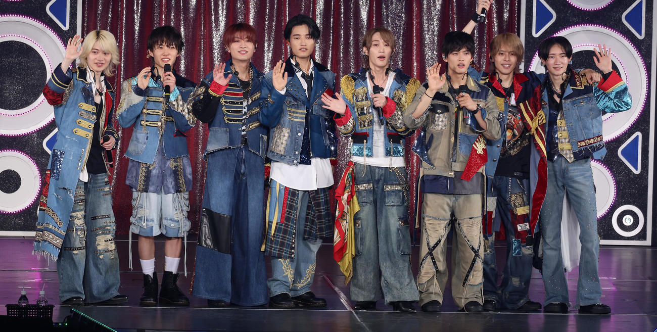 初単独ライブを行ったB＆ZAI。左から今野大輝、稲葉通陽、本髙克樹、鈴木悠仁、橋本涼、菅田琳寧、矢花黎、川﨑星輝（撮影・中島郁夫）