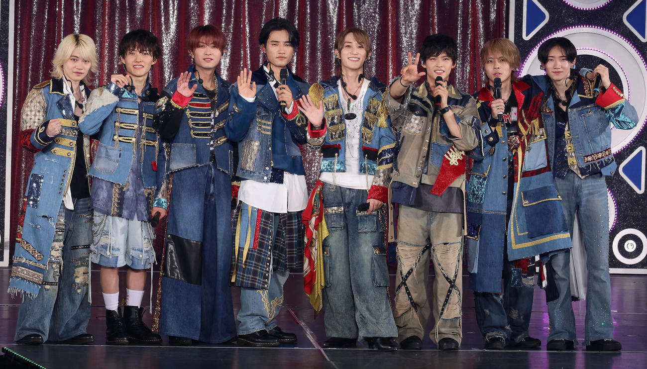 初単独ライブを行ったB＆ZAI。左から今野大輝、稲葉通陽、本髙克樹、鈴木悠仁、橋本涼、菅田琳寧、矢花黎、川﨑星輝（撮影・中島郁夫）