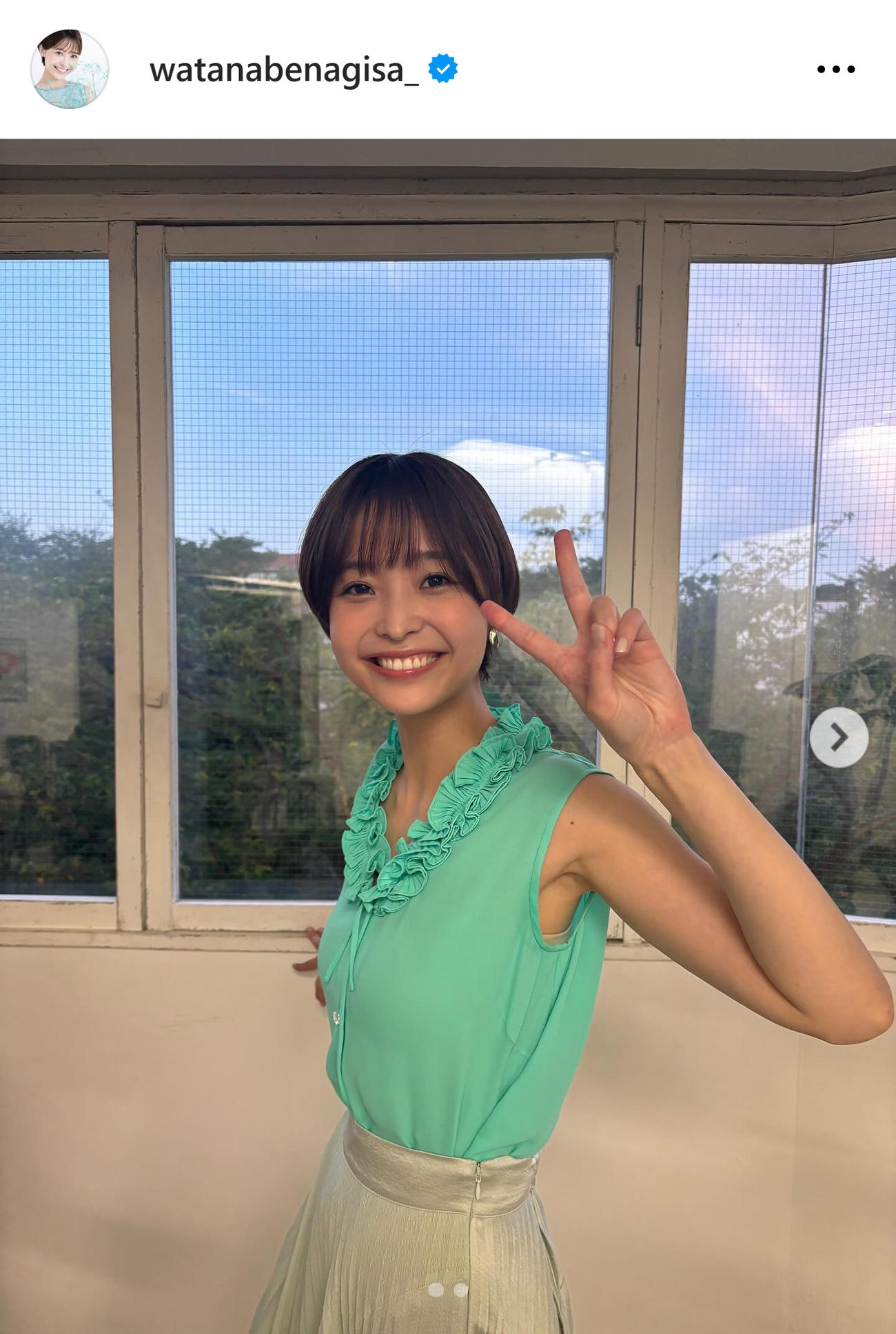 ノースリーブ姿でピースサイン（渡邊渚のインスタグラムから）