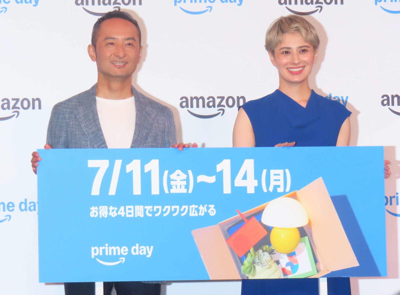 「Amazon　プライムデー」記者発表会に登壇したホラン千秋（右）とAmazon鈴木浩司氏