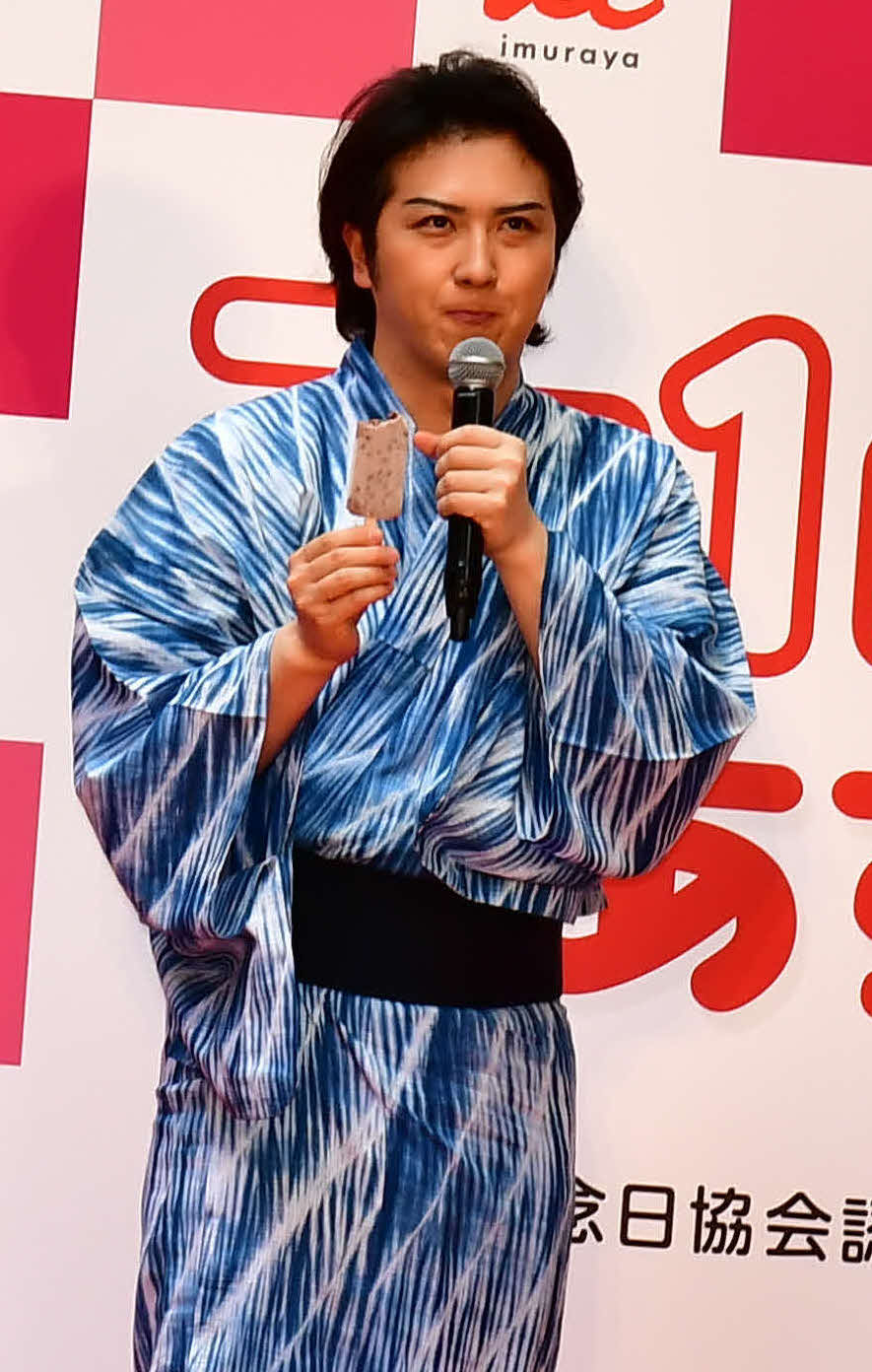 「あずきバー祭り2025」開催記念発表会であずきバーを試食する尾上松也（撮影・松尾幸之介）