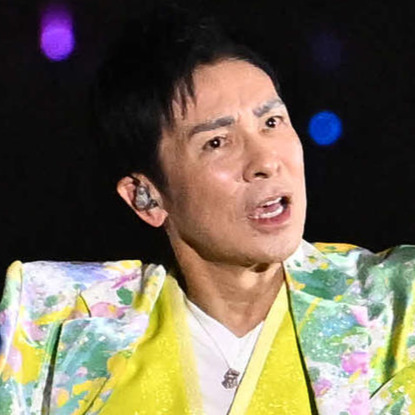 ライブパフォーマンスをする郷ひろみ（2024年9月撮影）