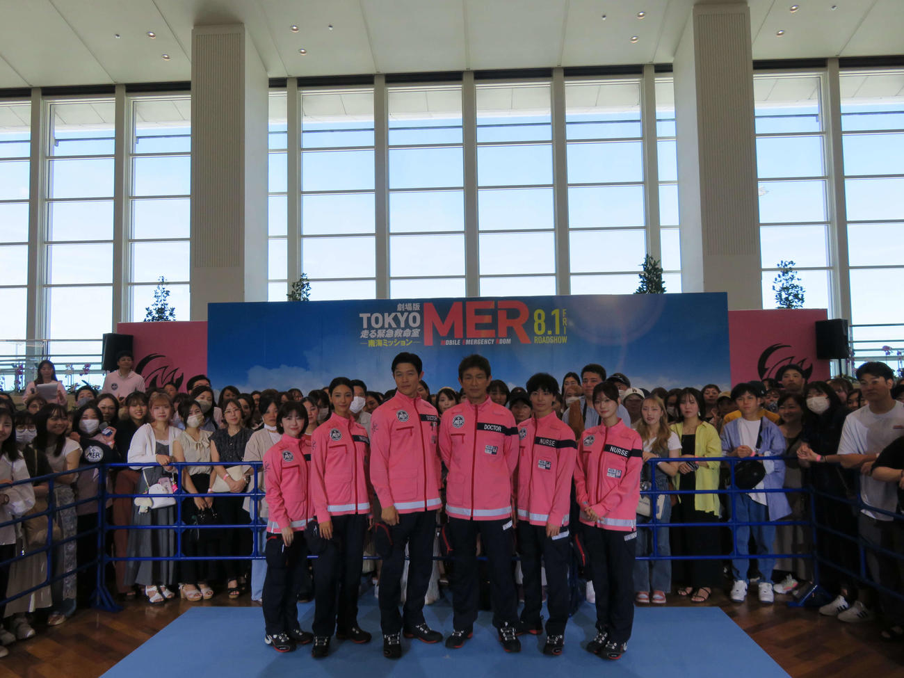 「劇場版TOKYO MER～走る緊急救命室～南海ミッション」キックオフイベントでファンに囲まれる、左から宮澤エマ、菜々緒、鈴木亮平、江口洋介、高杉真宙、生見愛瑠（撮影・村上幸将）