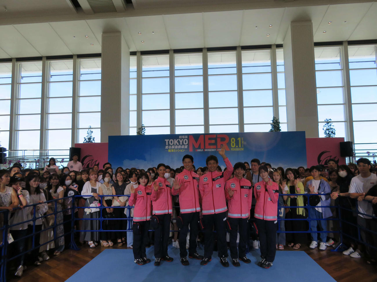 「劇場版TOKYO MER～走る緊急救命室～南海ミッション」キックオフイベントでファンに囲まれる、左から宮澤エマ、菜々緒、鈴木亮平、江口洋介、高杉真宙、生見愛瑠（撮影・村上幸将）