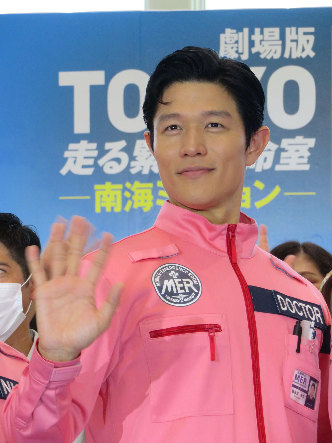 「劇場版TOKYO MER～走る緊急救命室～南海ミッション」キックオフイベントでファンに手を振る鈴木亮平（撮影・村上幸将）