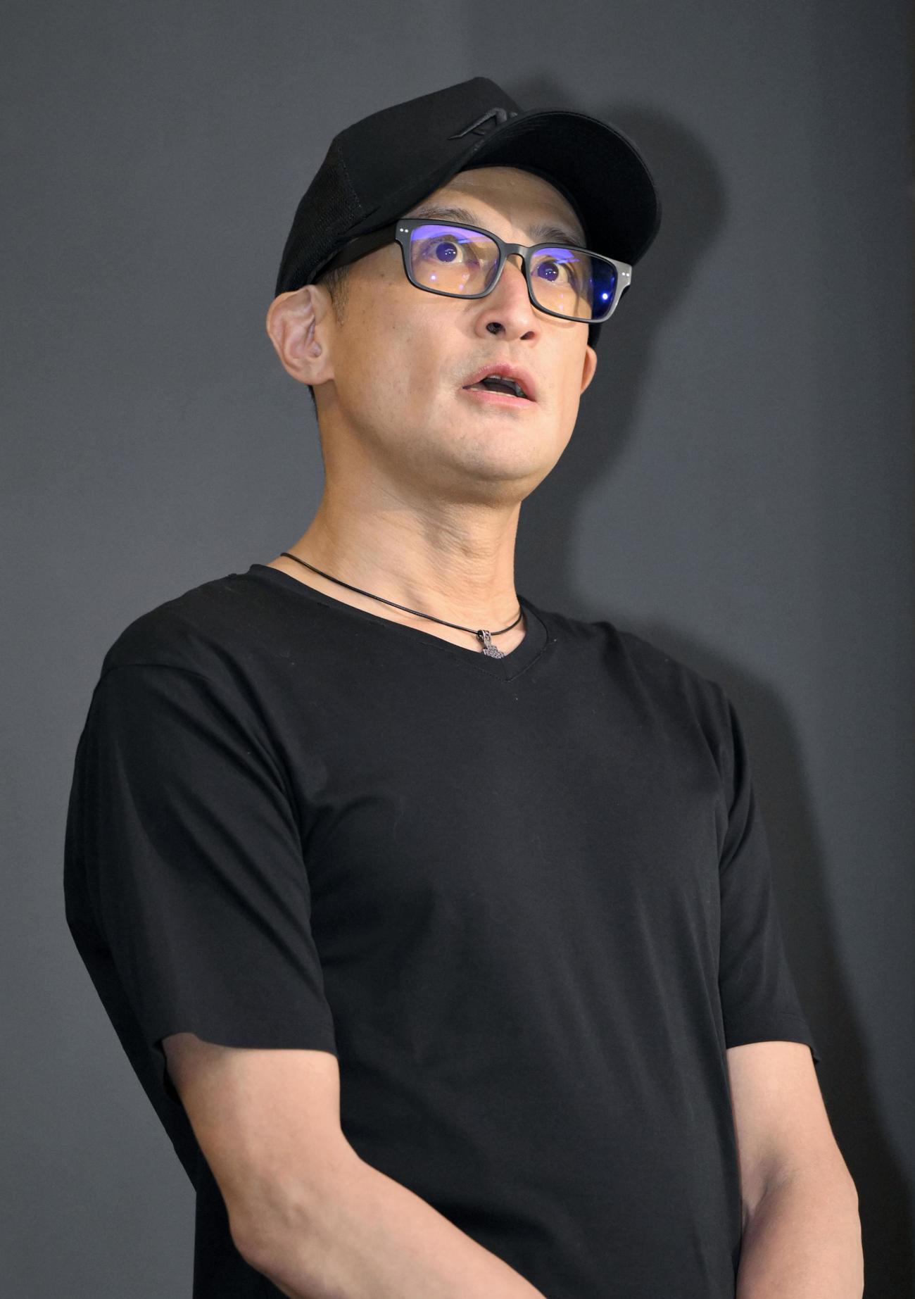 報道陣の取材に応じる、解散した「TOKIO」の松岡昌宏（共同）