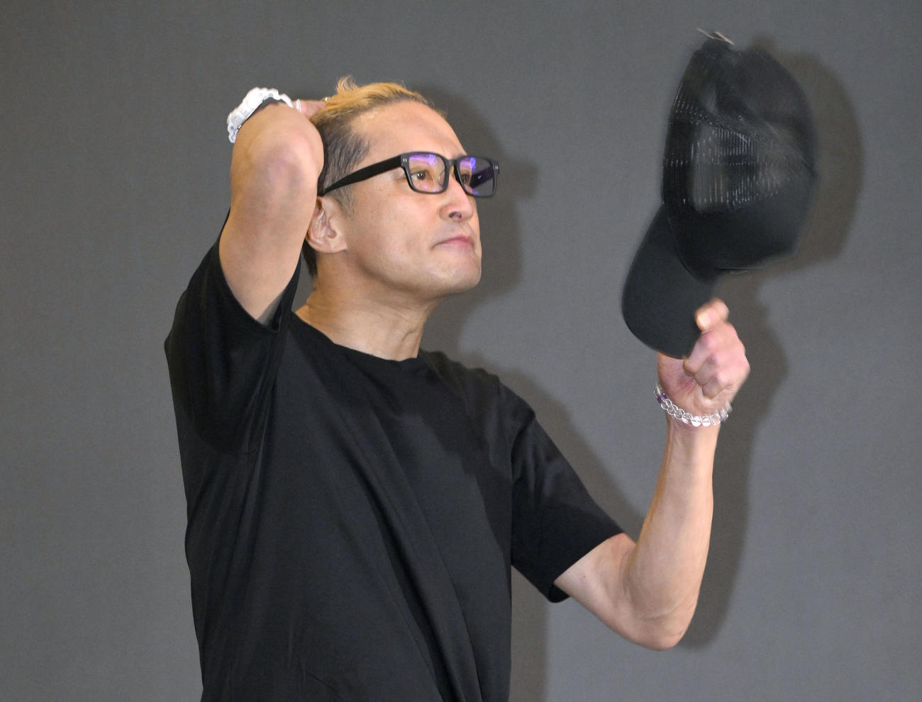 報道陣の取材を終えてあいさつする、解散した「TOKIO」の松岡昌宏（共同）