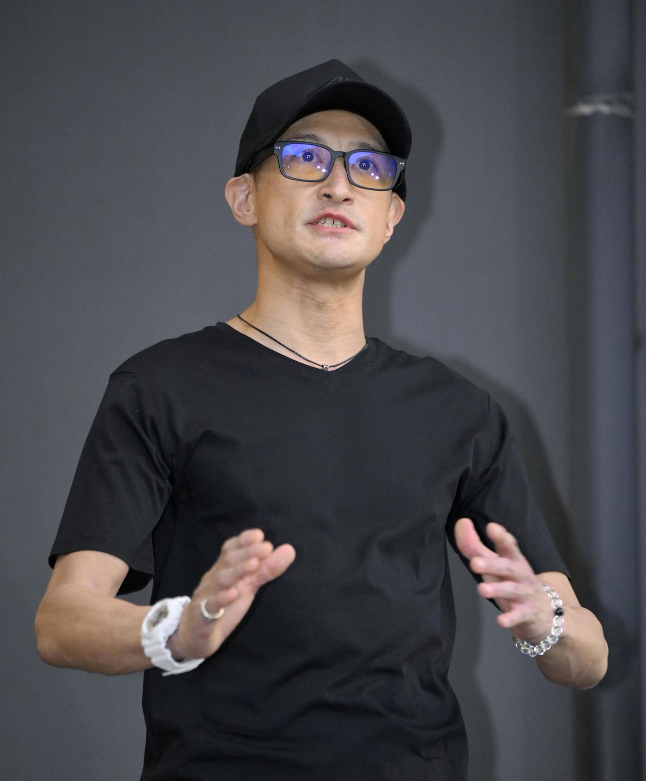 報道陣の取材に応じる、解散した「TOKIO」の松岡昌宏（共同）