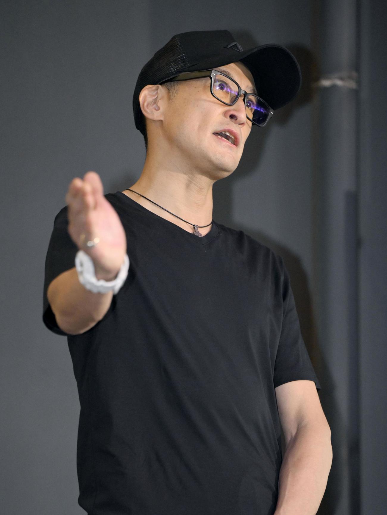 報道陣の取材に応じる、解散した「TOKIO」の松岡昌宏（共同）