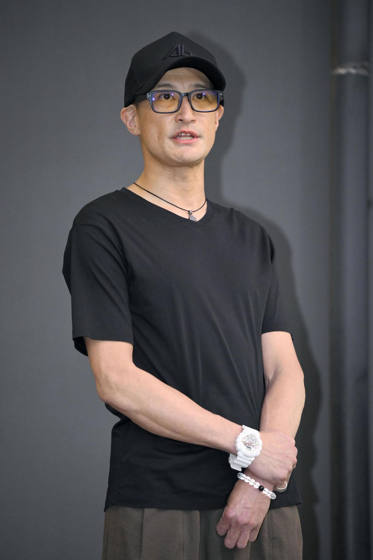 報道陣の取材に応じる、解散した「TOKIO」の松岡昌宏（共同）