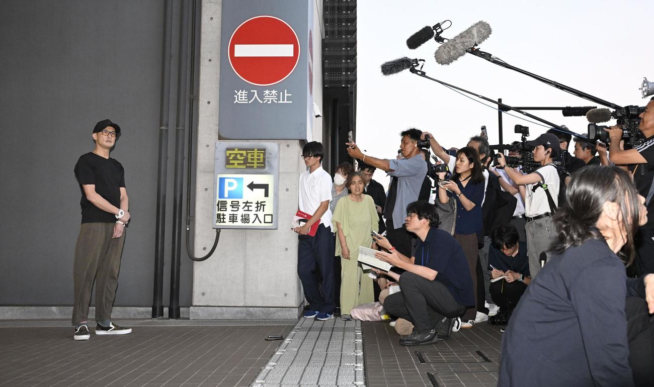 報道陣の取材に応じる、解散した「TOKIO」の松岡昌宏（左）（共同）