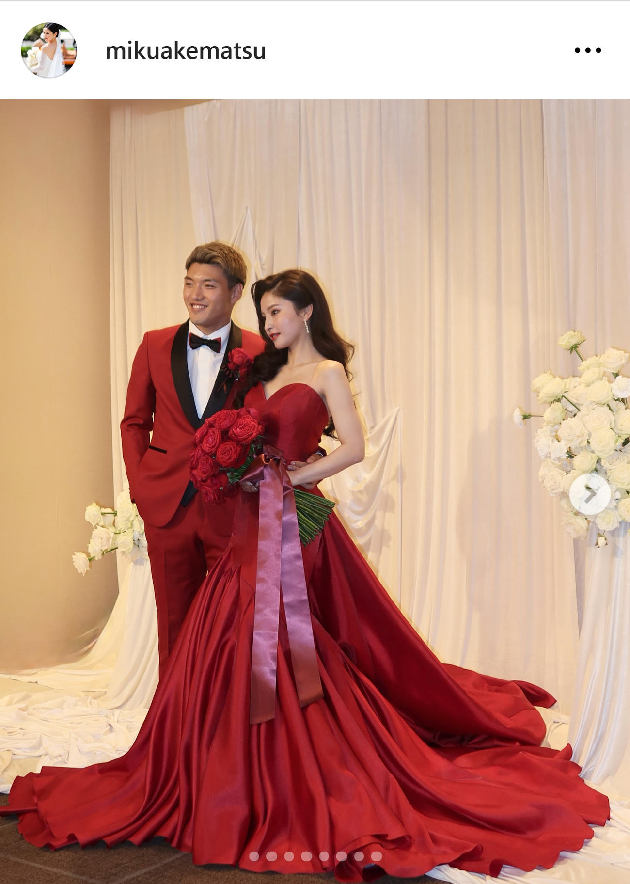 デコルテ大胆露出の真っ赤なウエディングドレス姿（明松美玖のインスタグラムから）