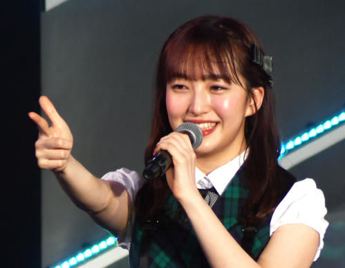 元HKT48田島芽瑠、胸元大胆露出の赤ワンピ水着＆パイナップルサウナ帽
