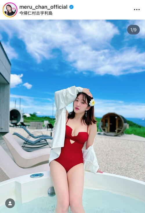 元HKT48田島芽瑠、胸元大胆露出の赤ワンピ水着＆パイナップルサウナ帽