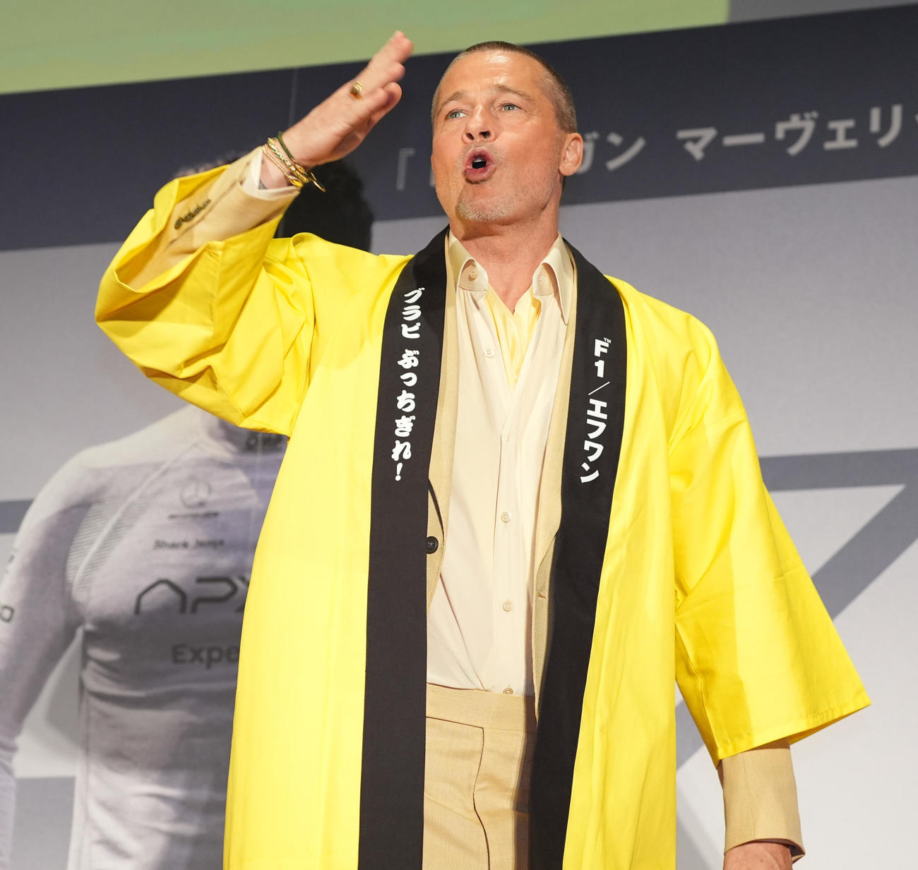 映画「F1／エフワン」来日舞台あいさつで、ファンに投げキッスするブラッド・ピット（撮影・鈴木みどり）