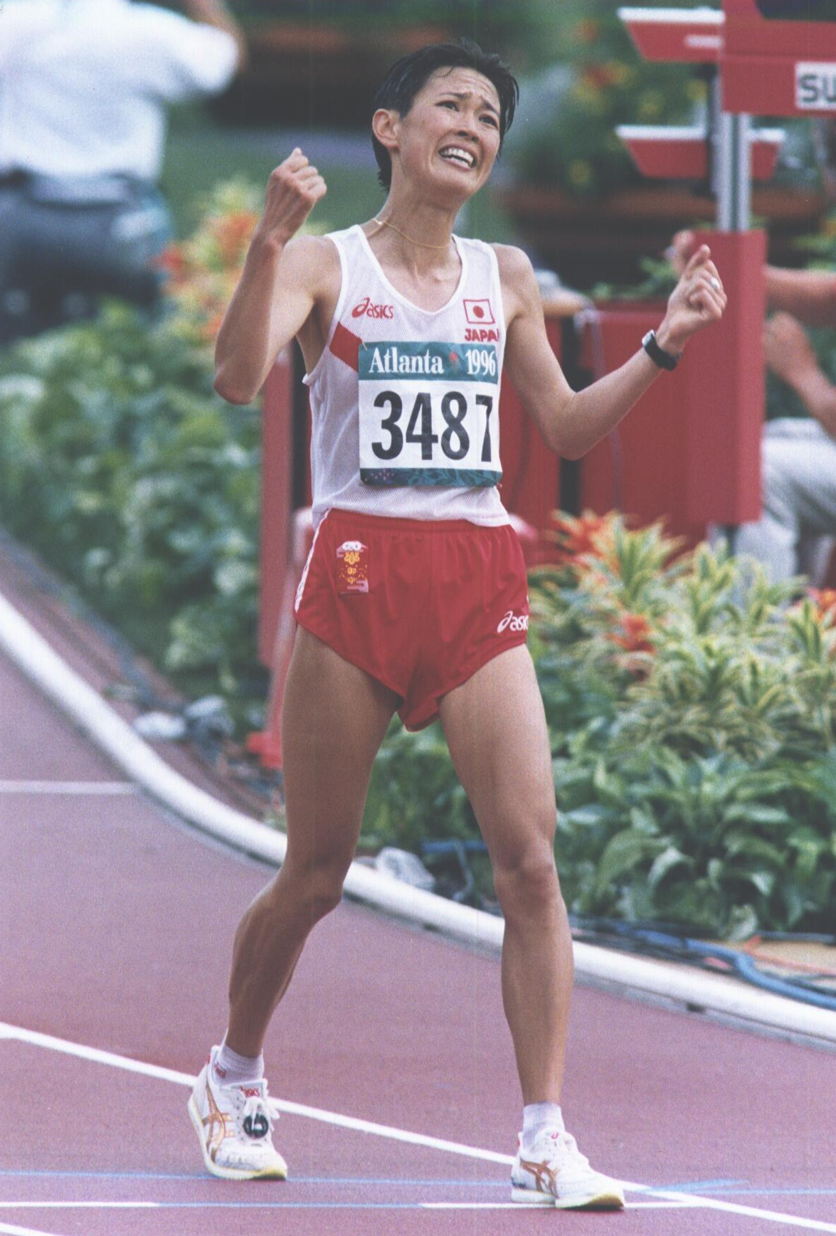 96年7月、アトランタ五輪女子マラソンで3位でゴールしガッツポーズする有森裕子