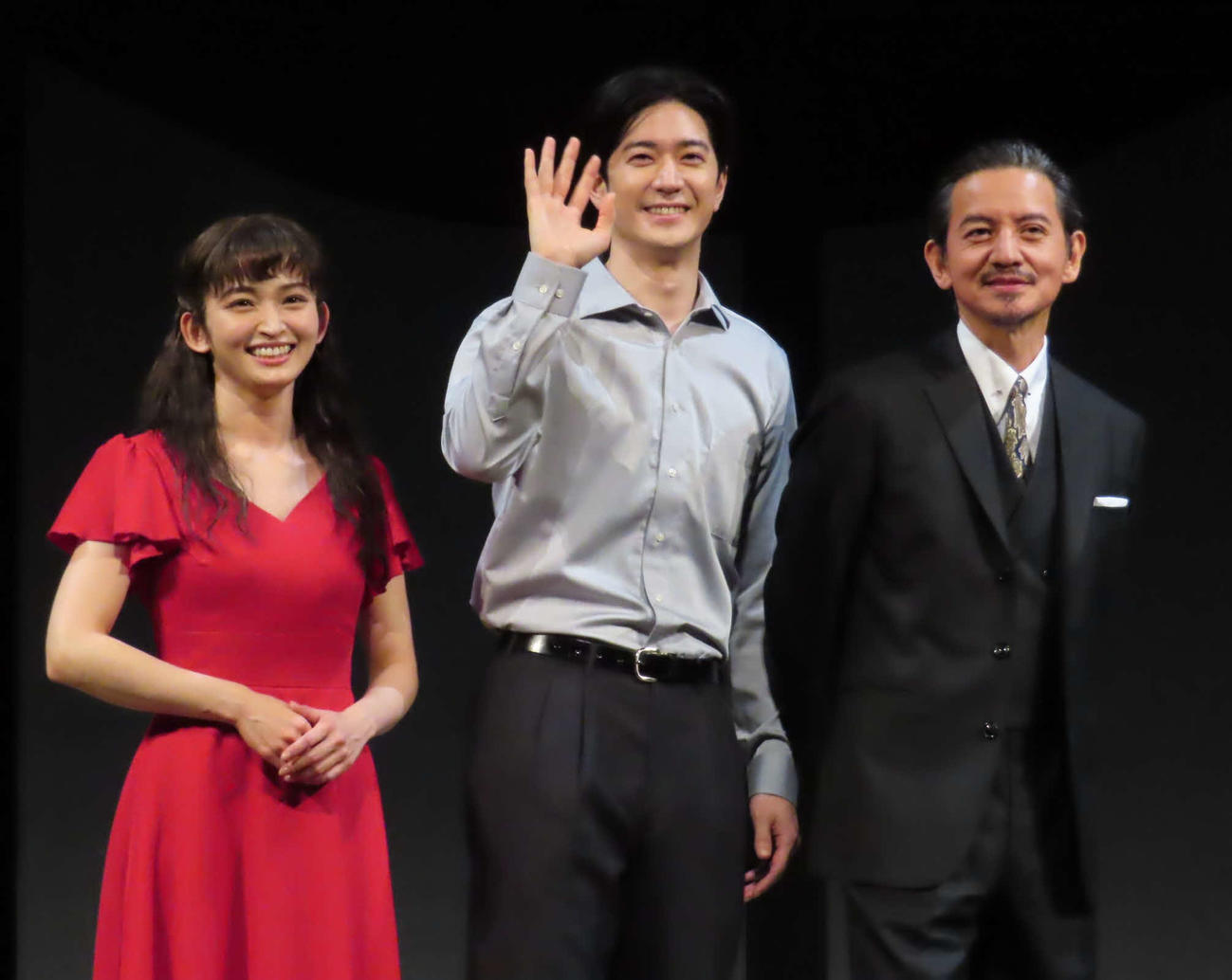 舞台「みんな鳥になって」プレスコールと初日前会見に出席した、左から岡本玲、中島裕翔、岡本健一