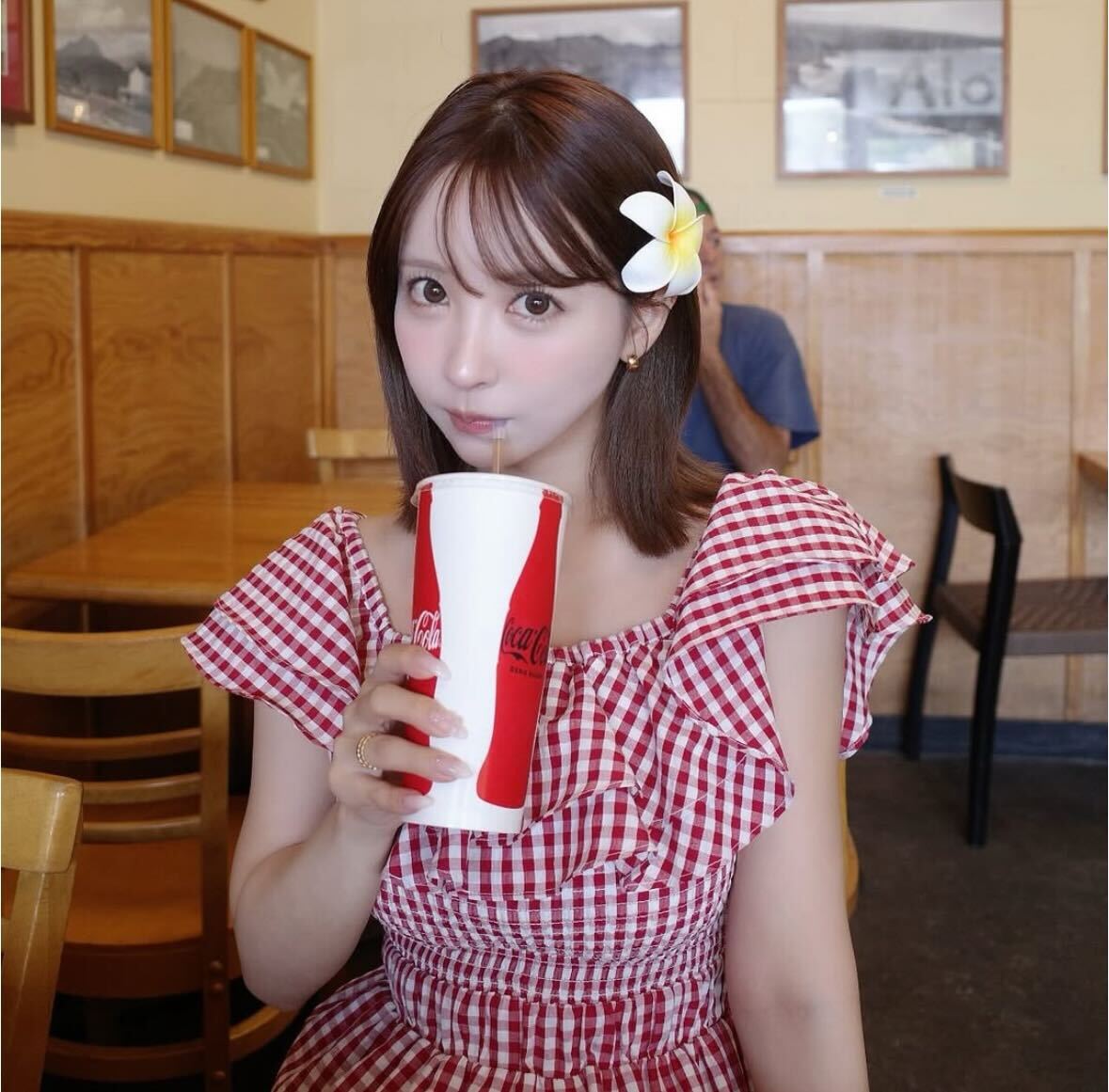 ドリンクを楽しむ三上悠亜（インスタグラムから）