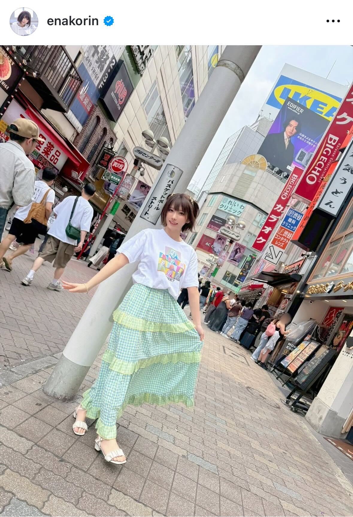 渋谷センター街に立つえなこ（インスタグラムから）